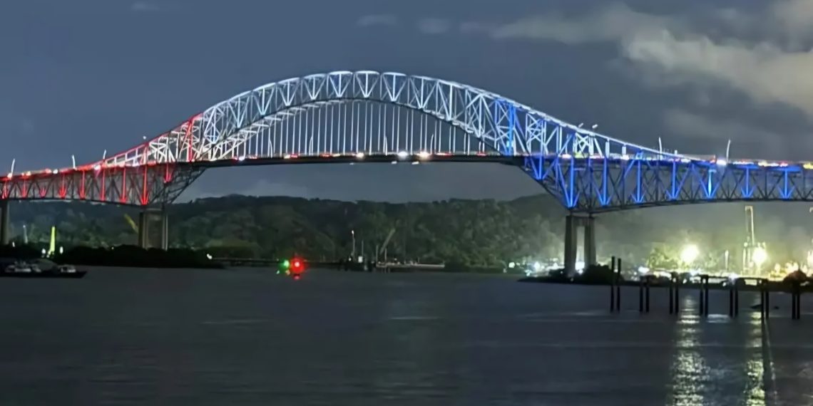 Iluminación del puente de las Américas en Panamá, marca el inicio de las fiestas patrias 2025