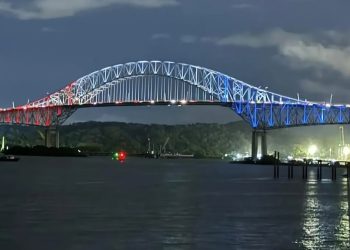 Iluminación del puente de las Américas en Panamá, marca el inicio de las fiestas patrias 2025